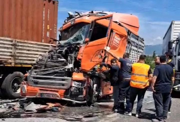 Sakarya'da 4 araçlı zincirleme kaza; 2 yaralı