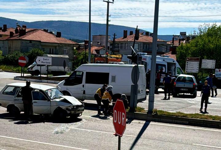 Domaniç’te trafik kazası; 5 yaralı