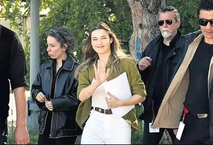 Afra Saraçoğlu güvenlik görevlileriyle parkı turladı