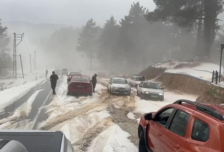 Çamlıyayla'da dolu; yollar kapandı