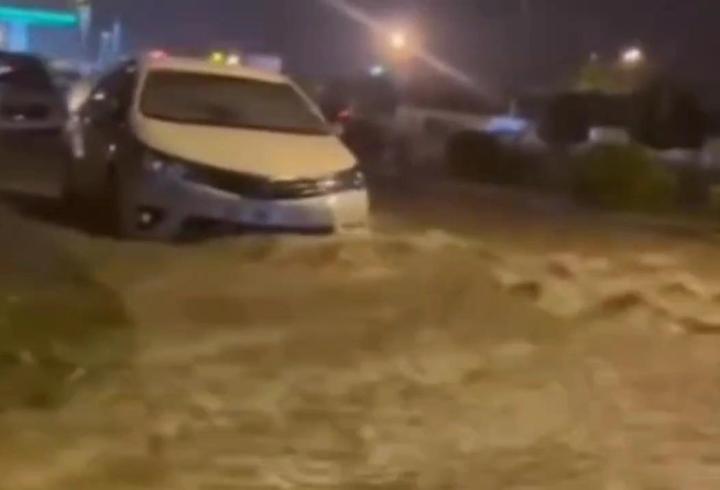 Hatay'da sağanak ve dolu, su baskınlarına neden oldu