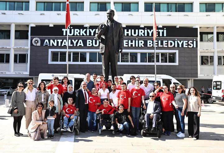 Temsili askerlik yapacak engelli bireylere davullu-zurnalı uğurlama