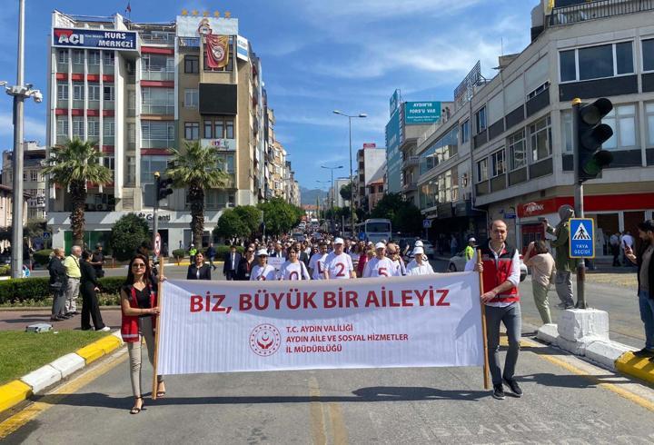 Aydın'da 'Ailemiz Geleceğimiz' yürüyüşü