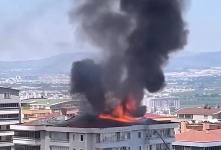 7 katlı apartmanın çatısı alev alev yandı