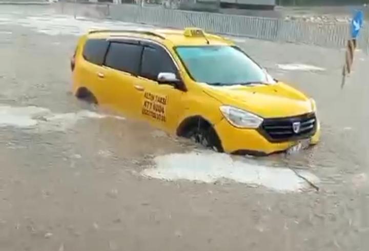 Mardin'de sağanak; cadde ve sokaklar suyla doldu
