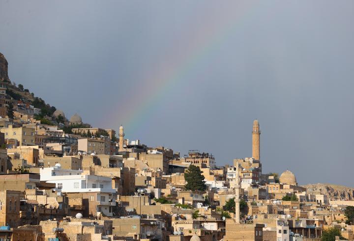 Mardin'de yağışın ardından gökkuşağı oluştu