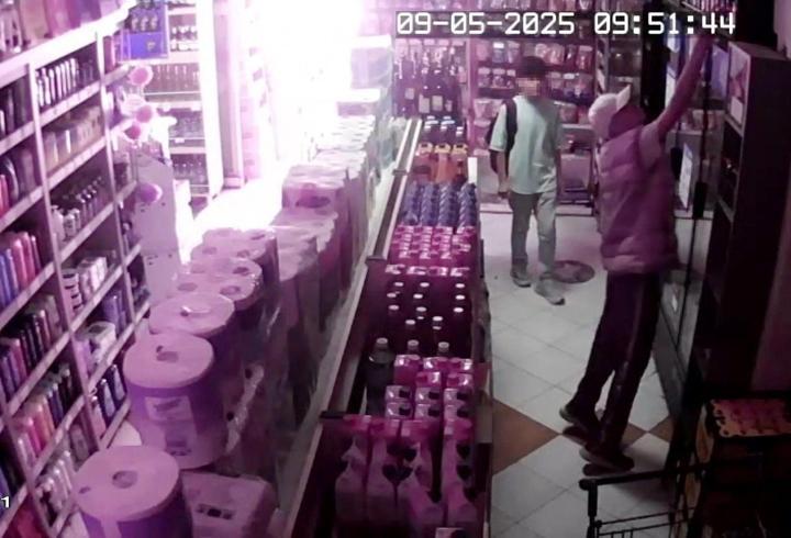 Markette hırsızlık: 3 kişi, market sahibini oyalayıp içki çaldı