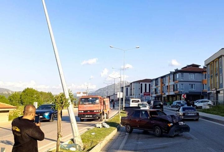 Otomobiliyle direğe çarpan sürücü yaralandı