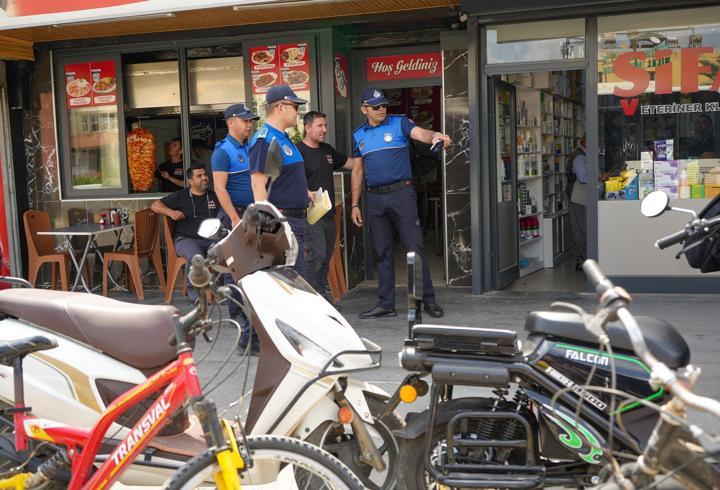 Tarsus’ta zabıtadan kaldırım denetimi