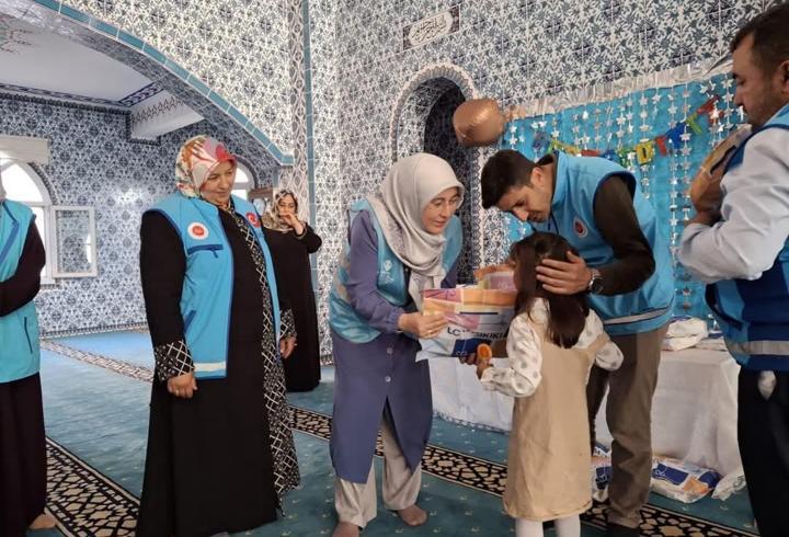 Reyhanlı'da öksüz ve yetim çocuklara bayramlık