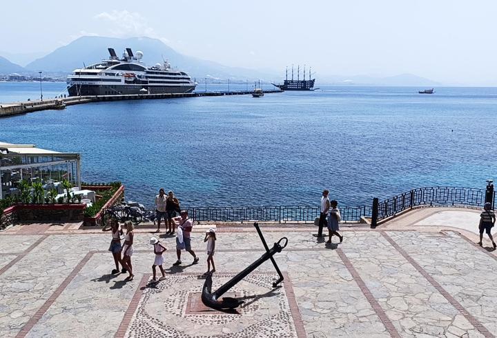 Lüks kruvaziyer Alanya Limanı'na demirledi
