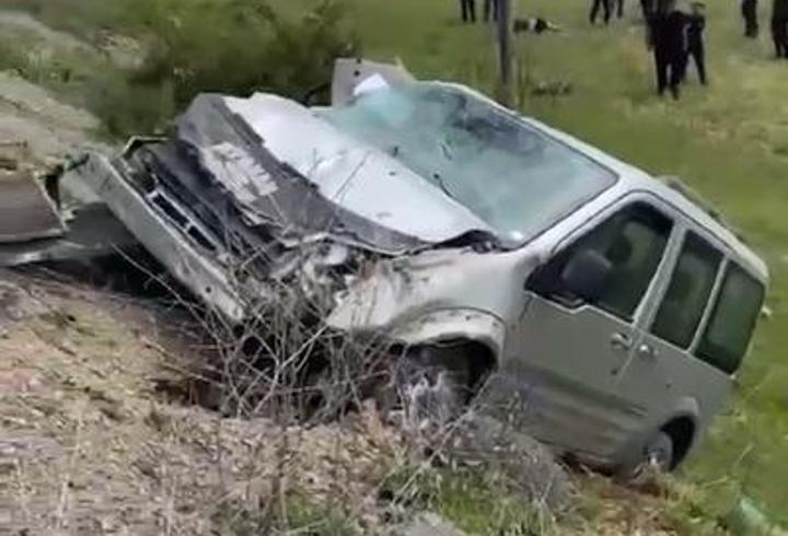 Sivas'ta şarampole devrilen hafif ticari aracın sürücüsü öldü