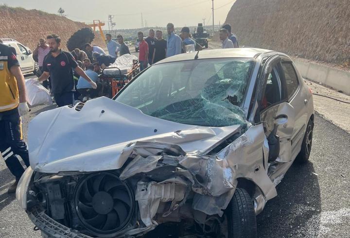 Mardin'de otomobil ile traktör çarpıştı; 3 yaralı