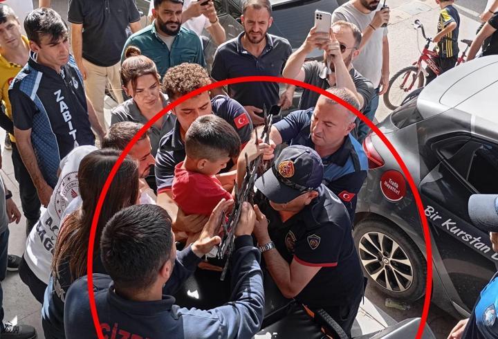 Dut yemek isterken eli korkuluk demirine saplandı