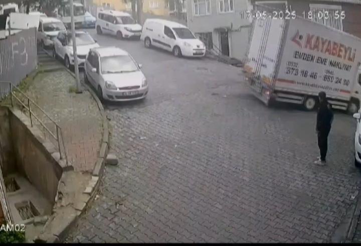 İstanbul- Kağıthane'de kamyonet binaya çarptı; kaza anı kamerada