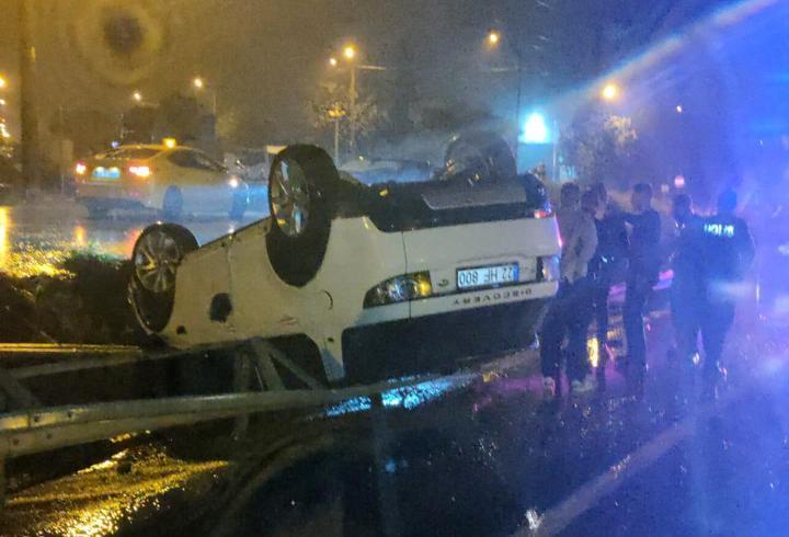 Edirne'de bariyere çarpan otomobildeki 3 kişi yaralandı