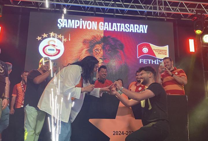 Şampiyonluk kutlamasında sürpriz evlilik teklifi