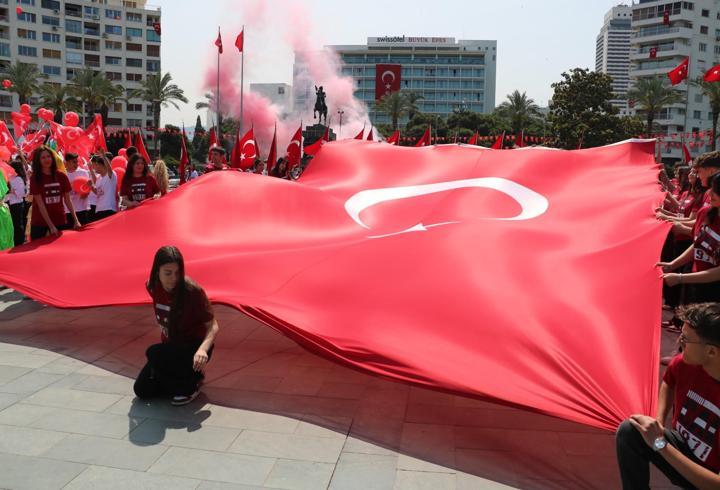 İzmir'de 19 Mayıs coşkuyla kutlandı