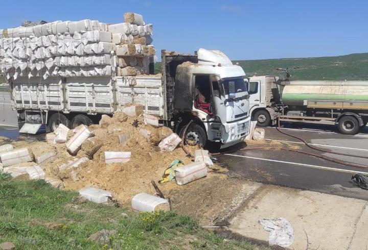 Bingöl'de Saman Yüklü Kamyon Yandı
