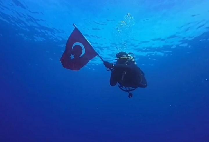 Su altında 19 Mayıs kutlaması