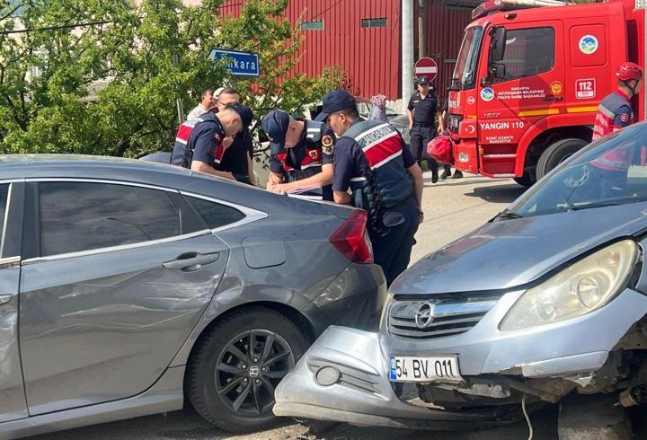 Sakarya'da iki otomobil çarpıştı: 4 yaralı