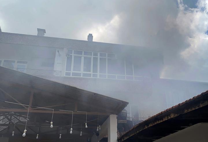 Çorlu'da 3 katlı apartmanda yangın: 5 kişi dumandan etkilendi