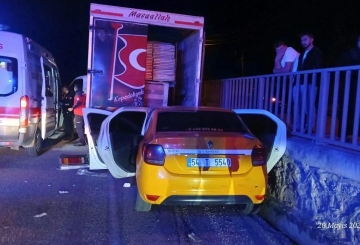 Taksi, önündeki kamyonete çarptı; 1 ölü, 1 yaralı