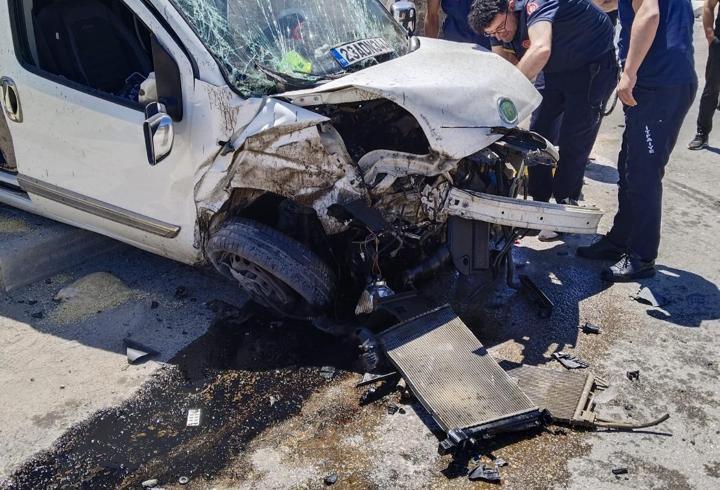 Duvara Çarpan Araçta Sürücü Hayatını Kaybetti