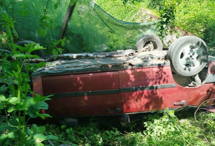 Sapanca'da otomobil şarampole devrildi; sürücü ile eşi yaralandı