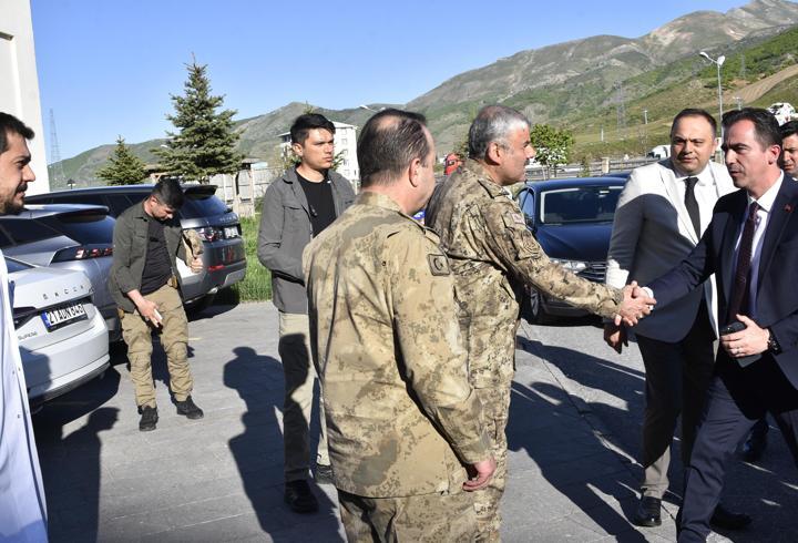 Bitlis'te polis aracı takla attı: 2 yaralı