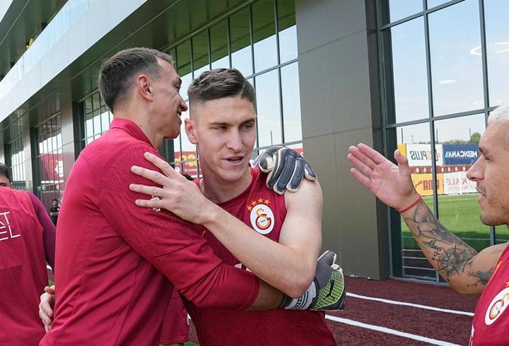 Galatasaray'da basına açık antrenman! Sallai'nin doğum günü kutlandı...