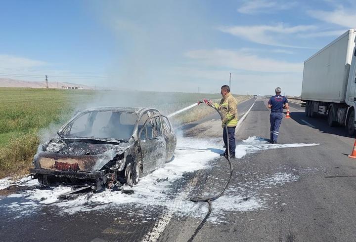 Mardin’de seyir halinde alev alan otomobil, yandı