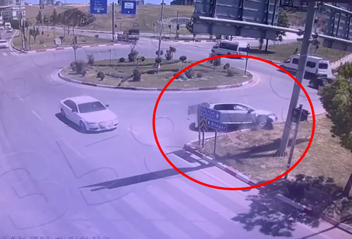 Hatalı sollama yapan otomobil refüje çarptı; kaza kamerada