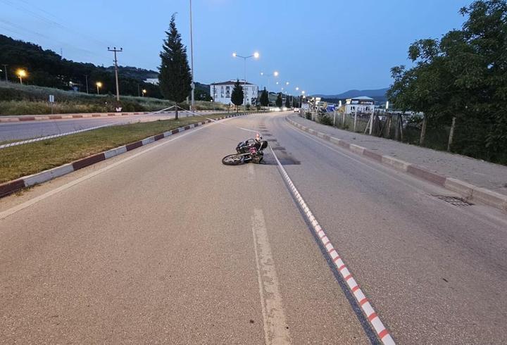 Çanakkale’de motosikletle refüjdeki trafik levhasına çarpan sürücü öldü
