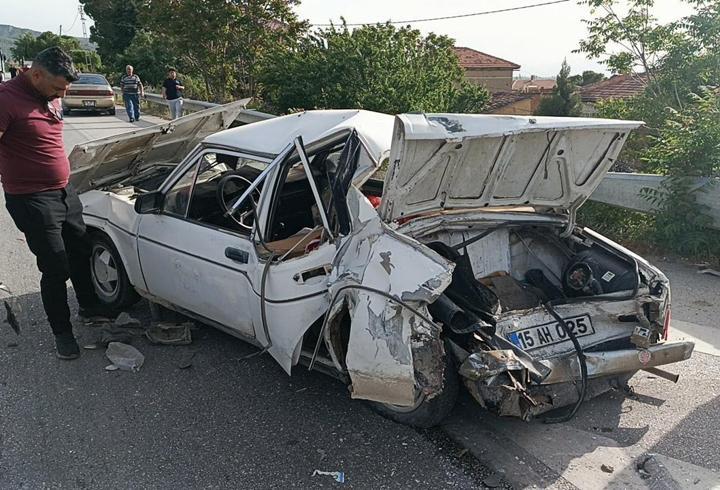 Burdur'da Otomobil ve Kamyonet Çarpıştı: 3 Yaralı