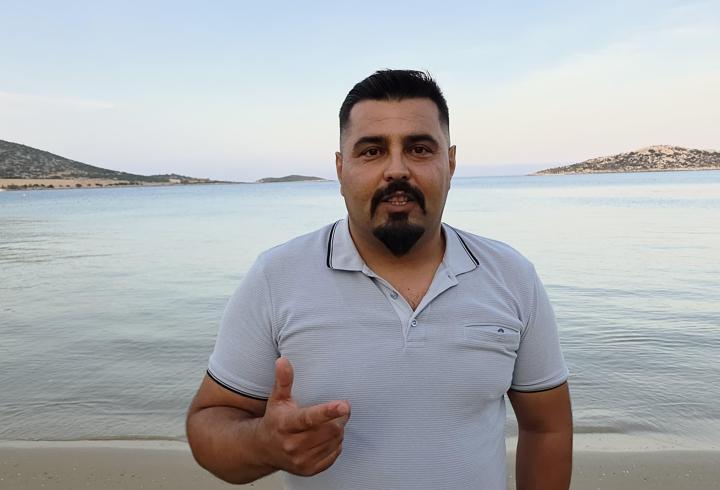 Dalgıç, yunusları eliyle besliyor