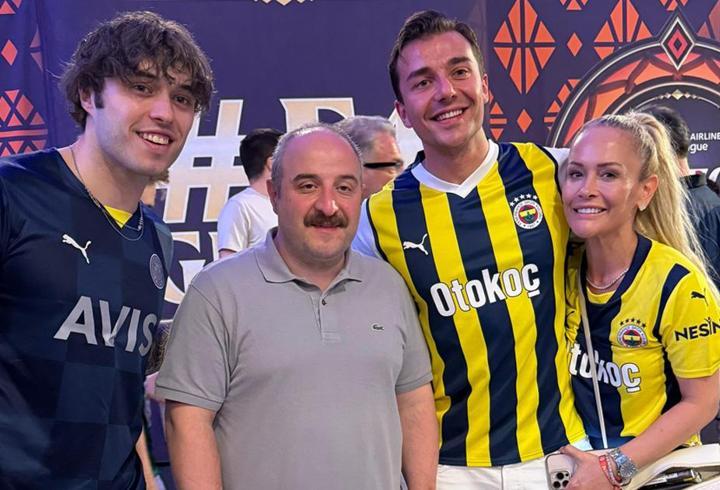 Fenomenlerden Abu Dabi’de Mustafa Varank’la 'Fenerbahçe' pozu