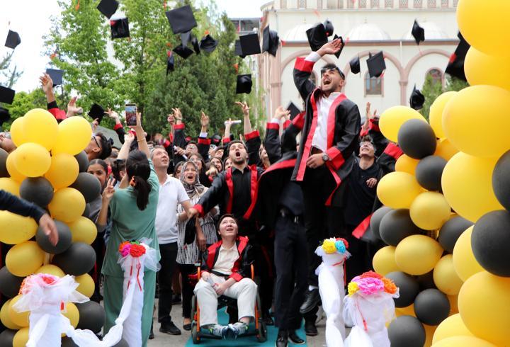 Engelleri azmiyle aşan DMD hastası Halil İbrahim, liseden mezun oldu