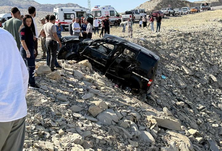 Hafif ticari araç şarampole devrildi: 3 ölü, 3 yaralı