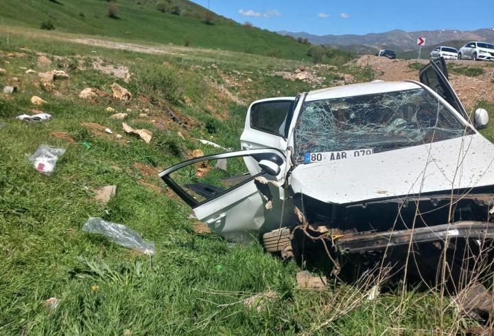 Otomobil, şarampole devrildi; baba öldü, eşi ile çocuğu yaralı