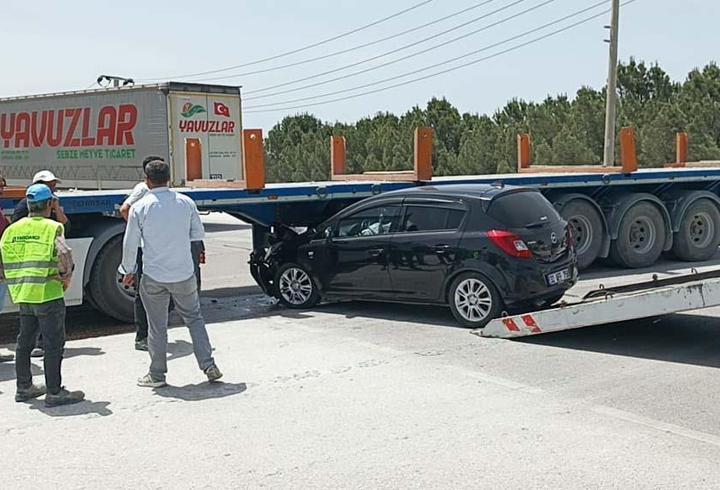 TIR dorsesine çarpan otomobilin sürücüsü yaralandı
