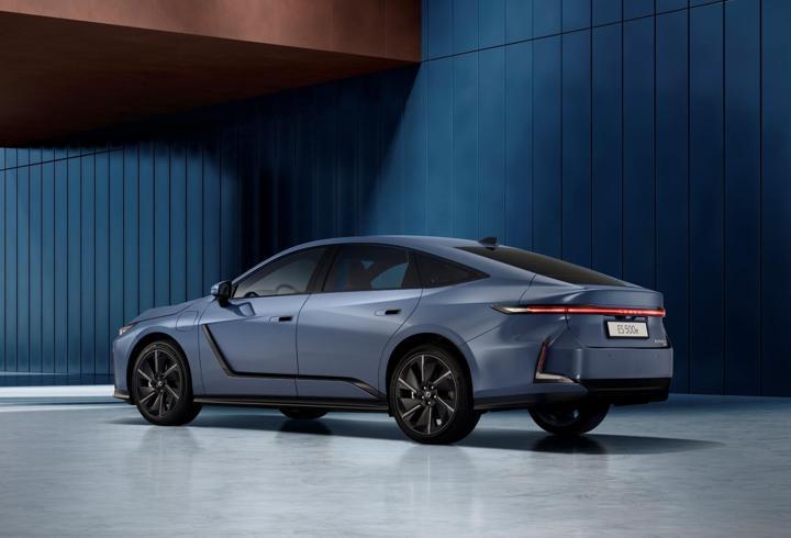 Lexus'tan yeni Sedan geliyor