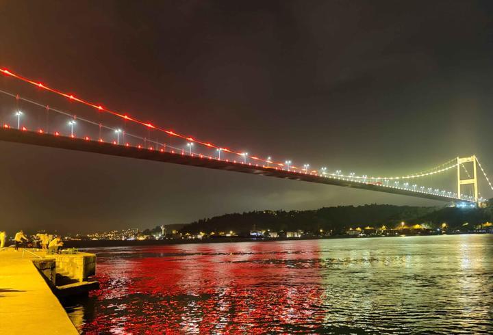 İstanbul'da köprüler sarı-kırmızı renklere büründü