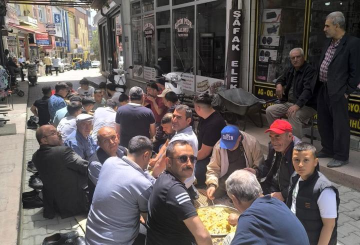 Sandıklı'da 'adak pilav' geleneği sürdürülüyor