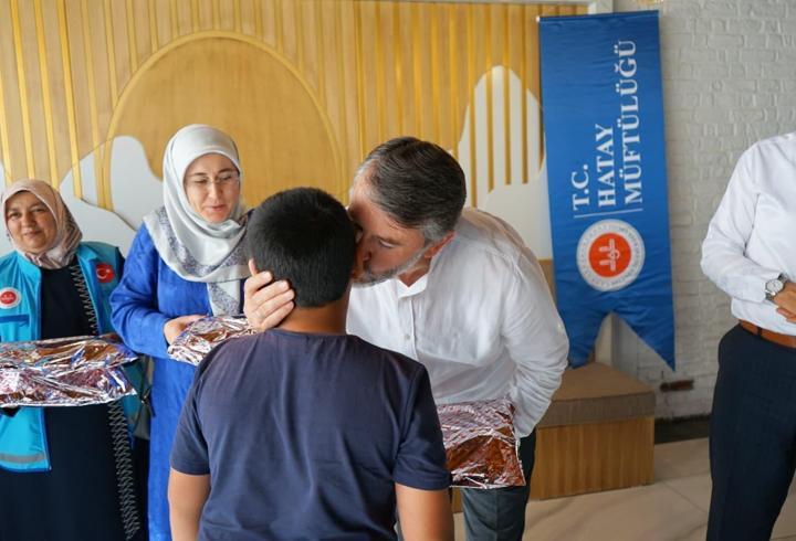 Altınözü’de yetim yüzler bayramlıklarla güldü