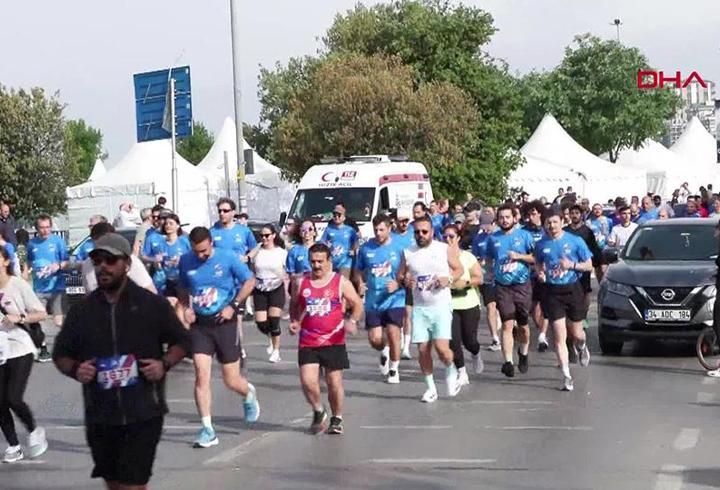 Kadıköy'de düzenlenen halk koşusuna Özgür Özel de katıldı