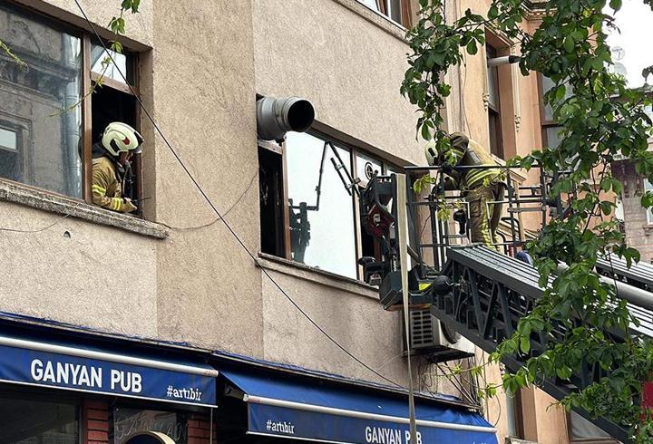 Beyoğlu’nda yangın çıkan binada mahsur kalan 2 kişi kurtarıldı