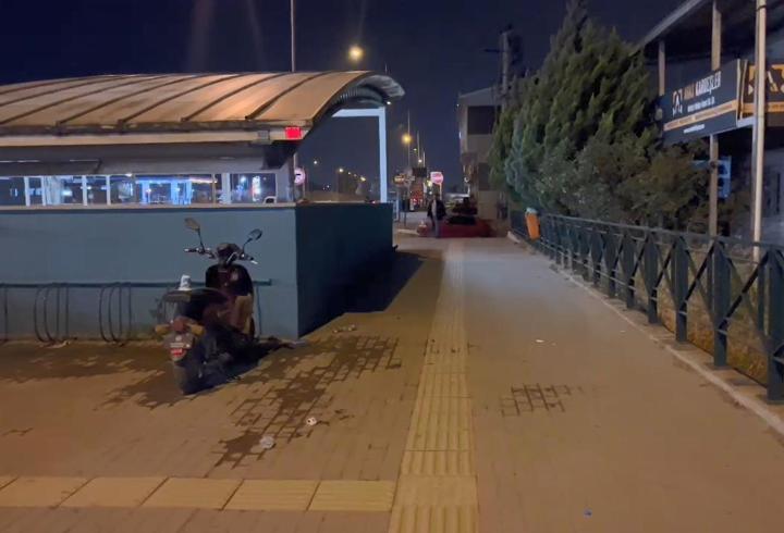 Metro istasyonunda bekleyen 3 arkadaşı bıçakladı