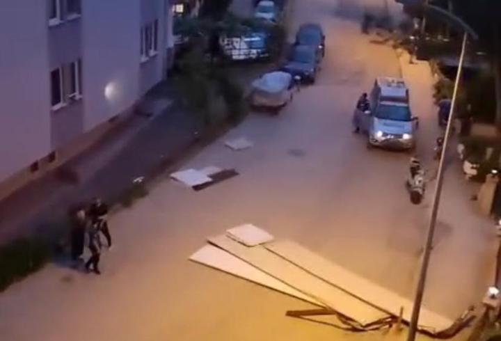 Karabük’te fırtınada ağaçlar devrildi