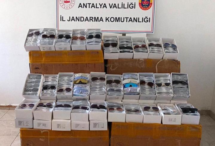 Gazipaşa'da 15 Bin Kaçak Güneş Gözlüğü Ele Geçirildi